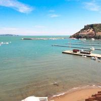 Porto ercole attico sul porto