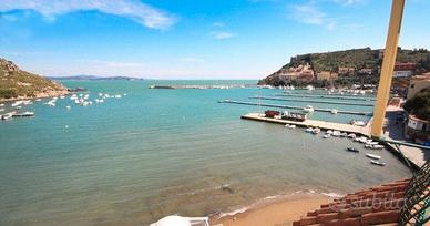 Porto ercole attico sul porto