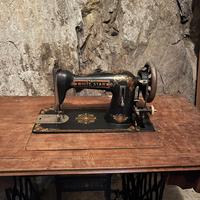 Macchina da cucire antica