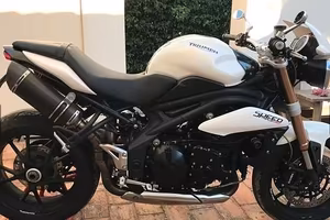 **Triumph Speed Triple 1050 ABS – 2011** SPECIALE