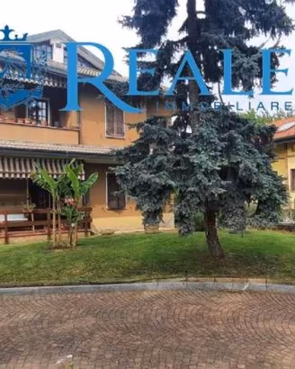Immobile di 850 m² con più di 5 locali a Buscate