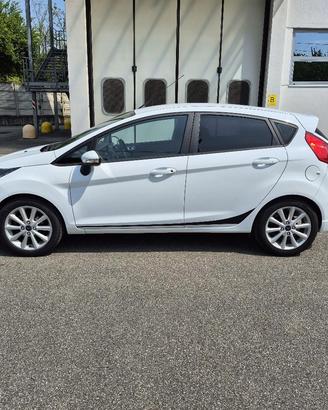FORD FIESTA 1.2 benzina neopatentati