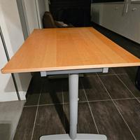 Tavolo in legno da ufficio regolabile