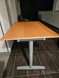 Tavolo in legno da ufficio regolabile