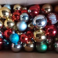 Albero di Natale con luci, festoni e palline