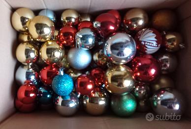 Albero di Natale con luci, festoni e palline