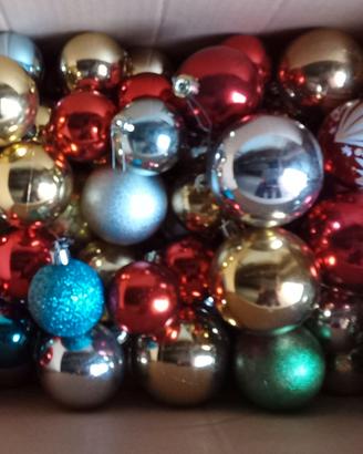 Albero di Natale con luci, festoni e palline