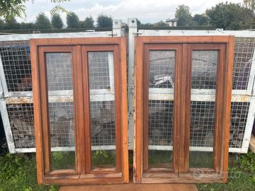 Coppia finestre in legno con serratura