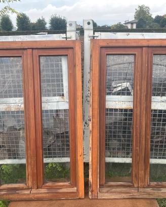 Coppia finestre in legno con serratura