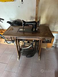 Macchina da cucire con tavolino