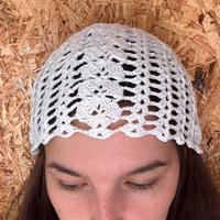 berretto bianco all’uncinetto