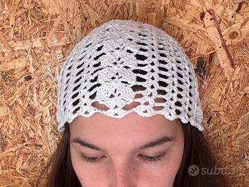berretto bianco all’uncinetto