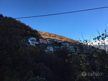 Comodo garage a lato strada con cascina da ristrut