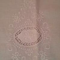 Tende sarde bianche con decorazioni mai usate