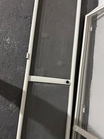 Zanzariera con porte e telaio