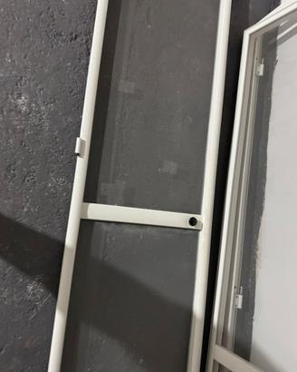 Zanzariera con porte e telaio
