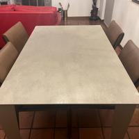 Tavolo allunganile con sedie