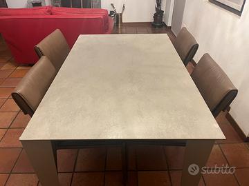 Tavolo allunganile con sedie