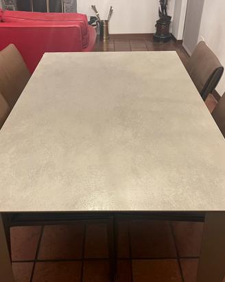 Tavolo allunganile con sedie