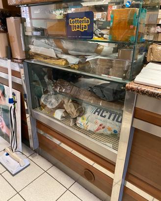 Arredamento bar negozio frigorifero tavoli