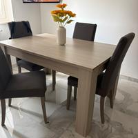 Tavolo allungabile e sedie