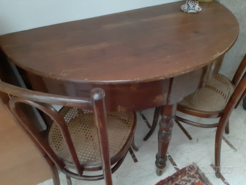 Tavolo e sedie antichi