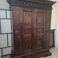 Armadio antico in legno massiccio