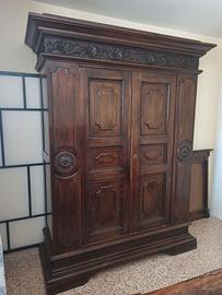 Armadio antico in legno massiccio