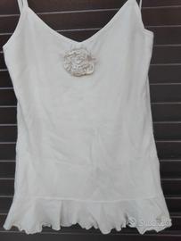 Top Bianco Romantico con Applicazione Floreale