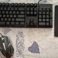 Tastiera, mouse e tappetino da gaming 