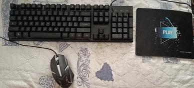 Tastiera, mouse e tappetino da gaming 