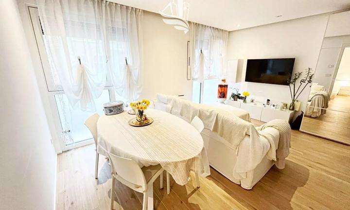 Bolzano Centro: elegante bilocale con garage priva