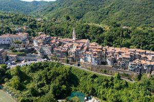 Poli: appartamento ampia metratura centro paese