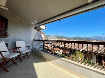 VILLA A SCHIERA A SANTA MARINA