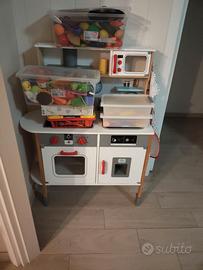 Cucina in legno con accessori