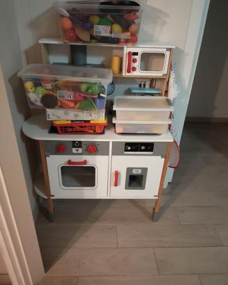 Cucina in legno con accessori