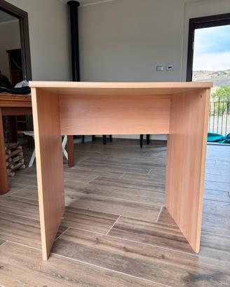 Scrivania in legno usata – 55×75×80 cm