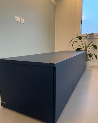 Mobile contenitore basso blu navy, grande credenza