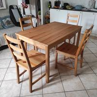 Tavolo IKEA con 4 sedie in legno