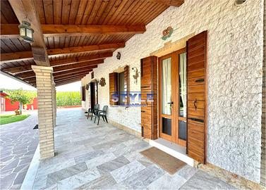 VILLA BIFAMILIARE DAGLI AMPI SPAZI ABITATIVI