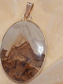 Ciondolo ovale con antica montagna. 
