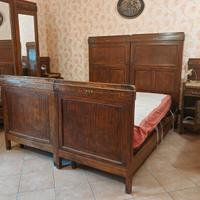 Camera da letto antica con comò aggiuntivo