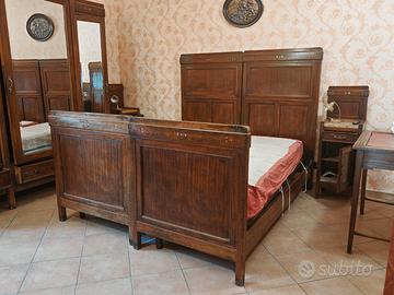 Camera da letto antica con comò aggiuntivo