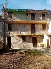 Rustico / Casale di 180 m² con più di 5 locali e b