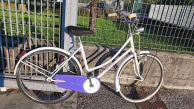Bici donna classica con portapacchi e luci