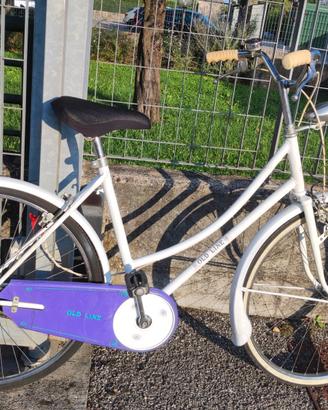 Bici donna classica con portapacchi e luci
