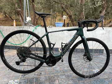 Bicicletta e-bike da corsa.
