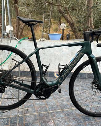 Bicicletta e-bike da corsa.