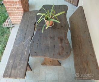 Tavolo in legno massiccio con panche 