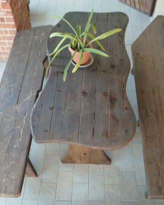 Tavolo in legno massiccio con panche 